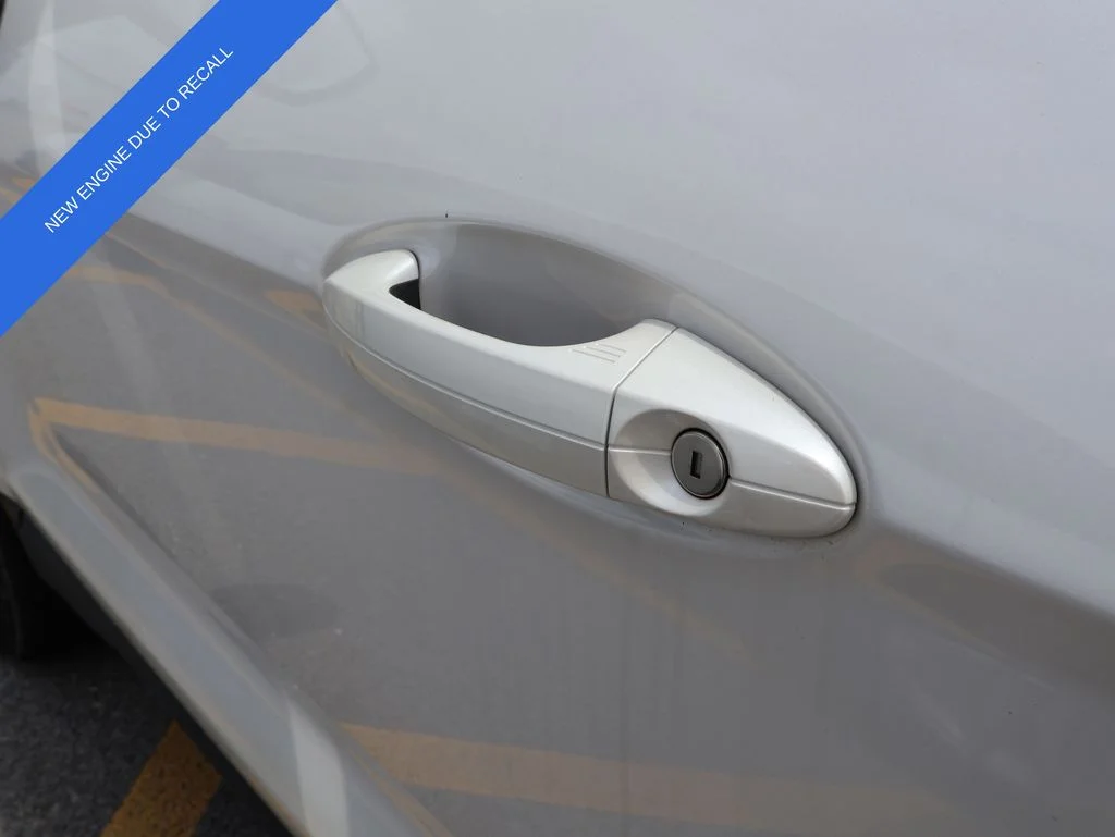 Used 2018 White Platinum Clearcoat Metallic Ford SE image 19