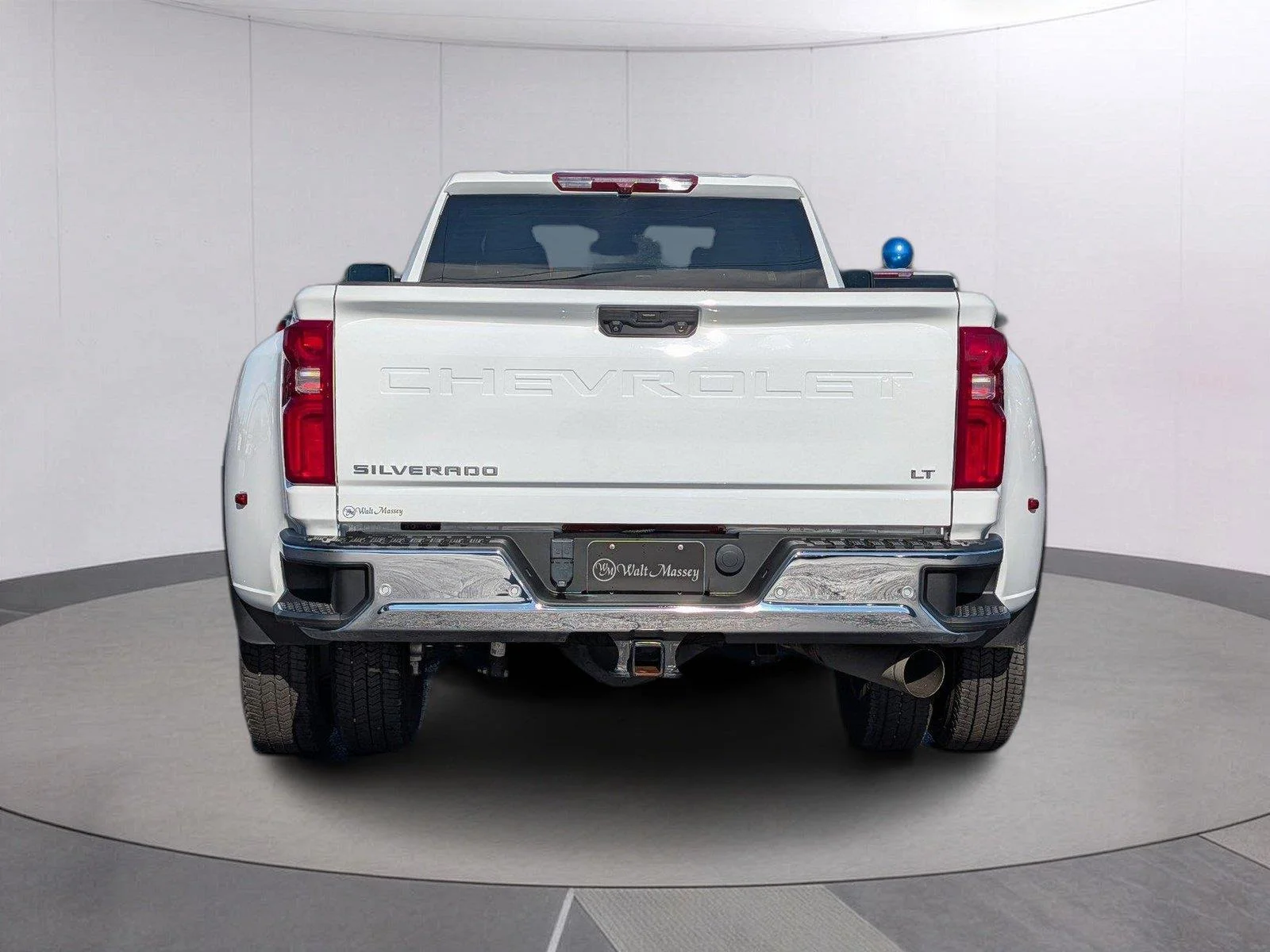 Used 2024 Summit White Chevrolet LT DRW image 5