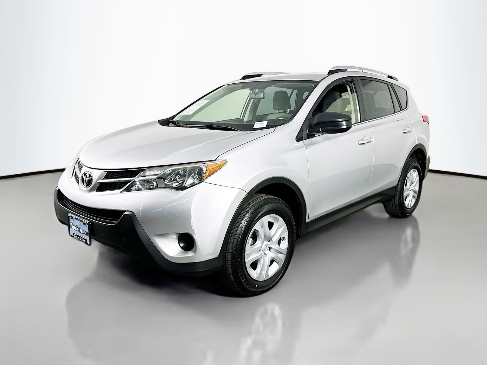 Used 2014 Classic Silver Metallic Toyota LE image 2