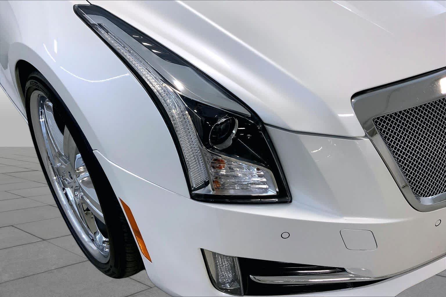 Used 2018 Crystal White Tricoat Cadillac Premium Luxury RWD image 27