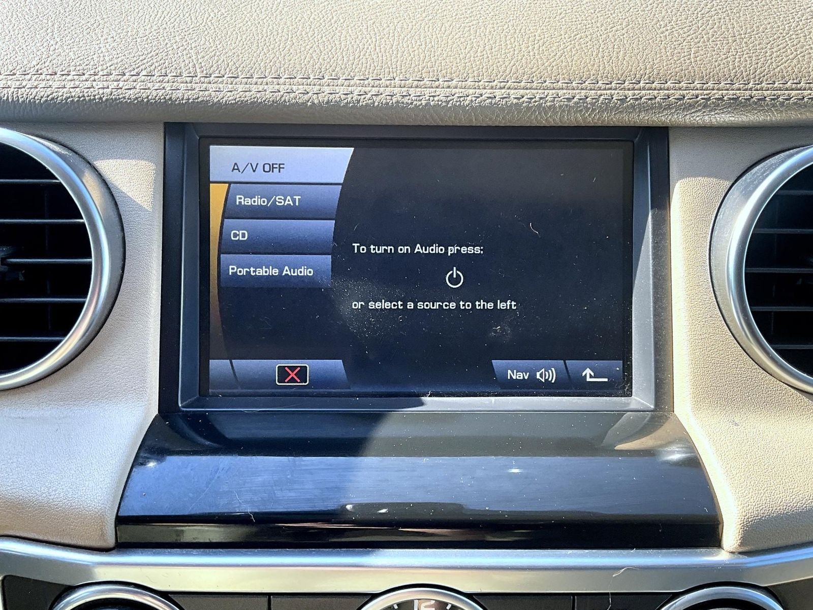 Used 2011 Beige Land Rover V8 image 15