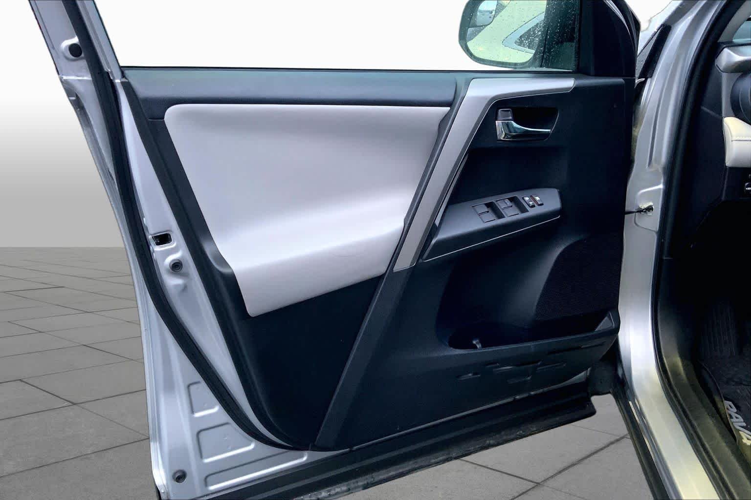 Used 2017 Silver Sky Metallic Toyota XLE image 19