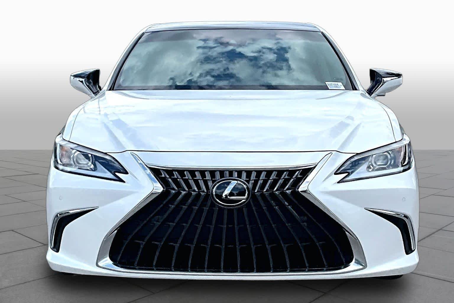 Used 2025 Eminent White Pearl Lexus  image 4