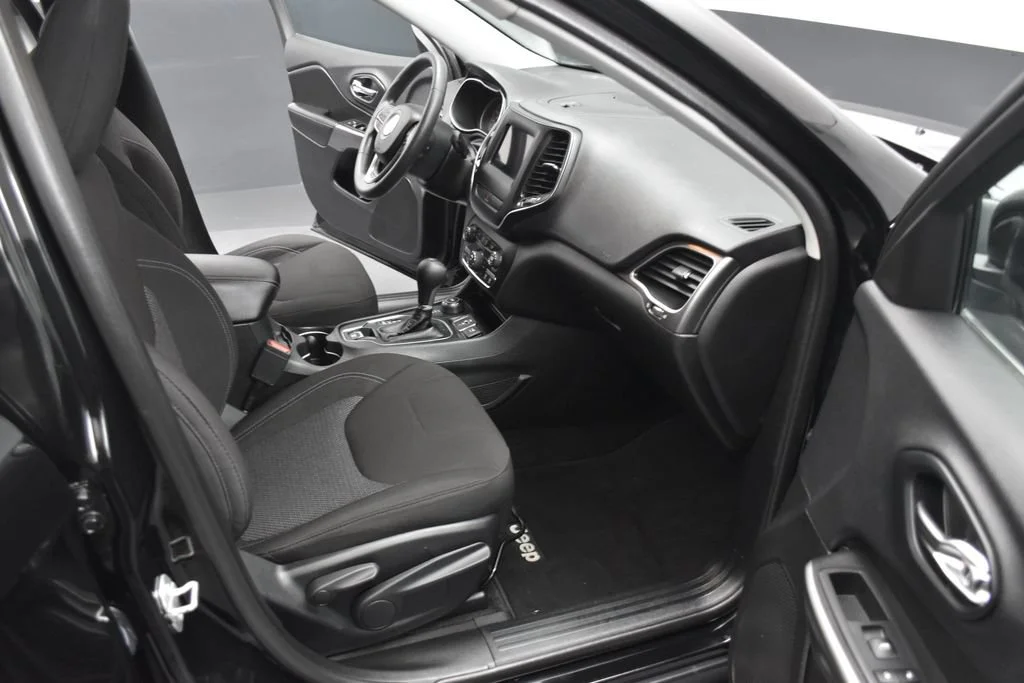 Used 2019 Black Jeep Latitude image 23