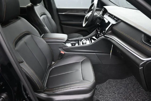 New 2026 Diamond Black Crystal Pearl-Coat Exterior Paint Jeep  image 20