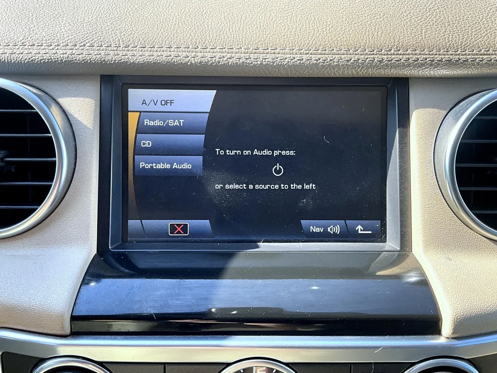 Used 2011 Beige Land Rover V8 image 15