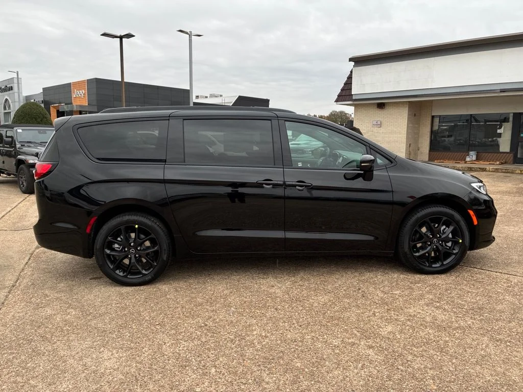 New 2026 Diamond Black Crystal Pearl-Coat Exterior Paint Chrysler Select image 7