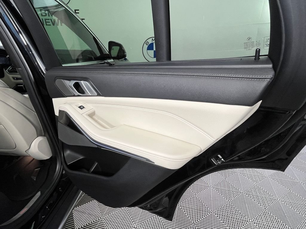 Used 2019 Black BMW xDrive40i image 25