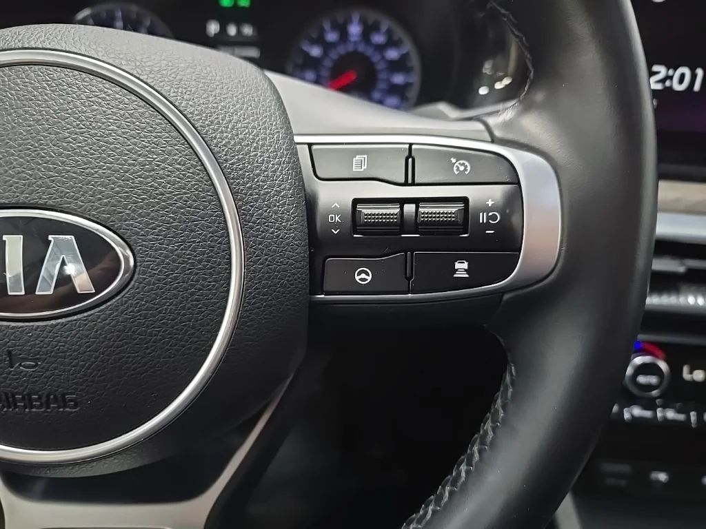 Used 2021 Black Kia EX image 22