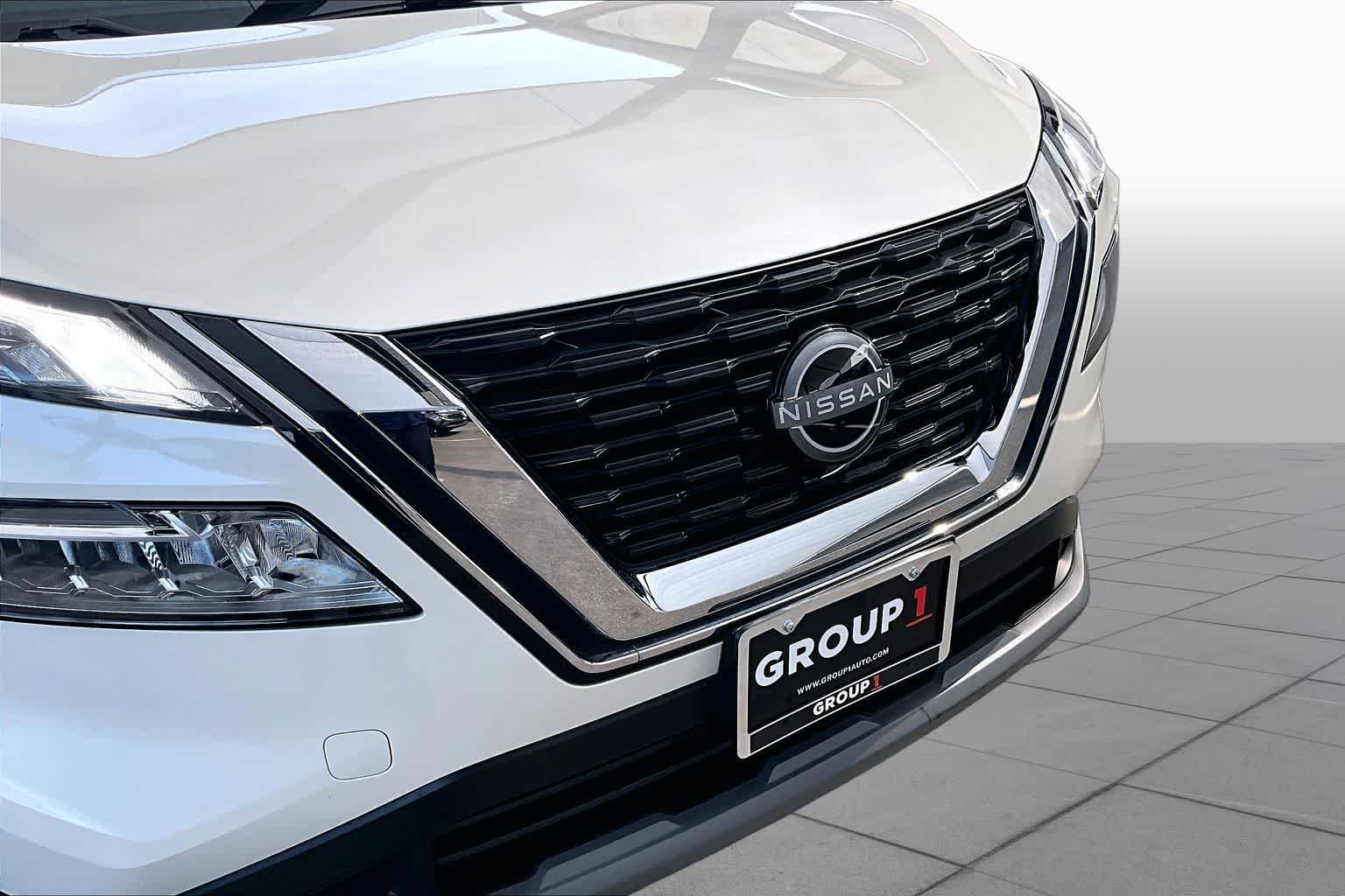 Used 2023 Pearl White Tricoat Nissan SV image 29
