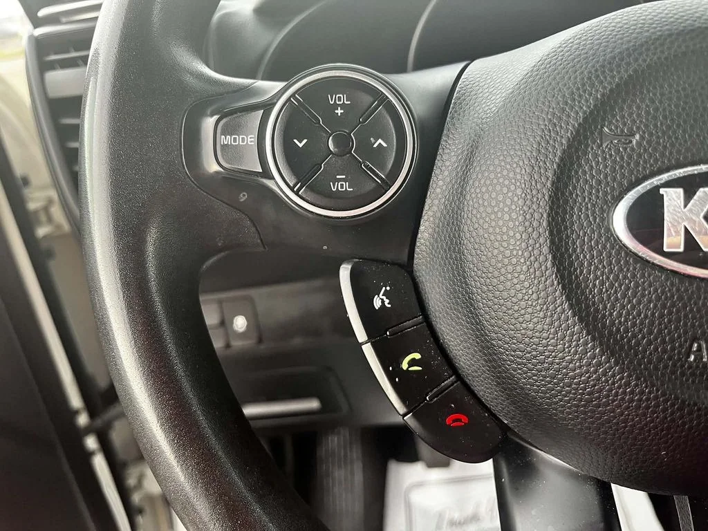 Used 2018 White Kia Base image 7