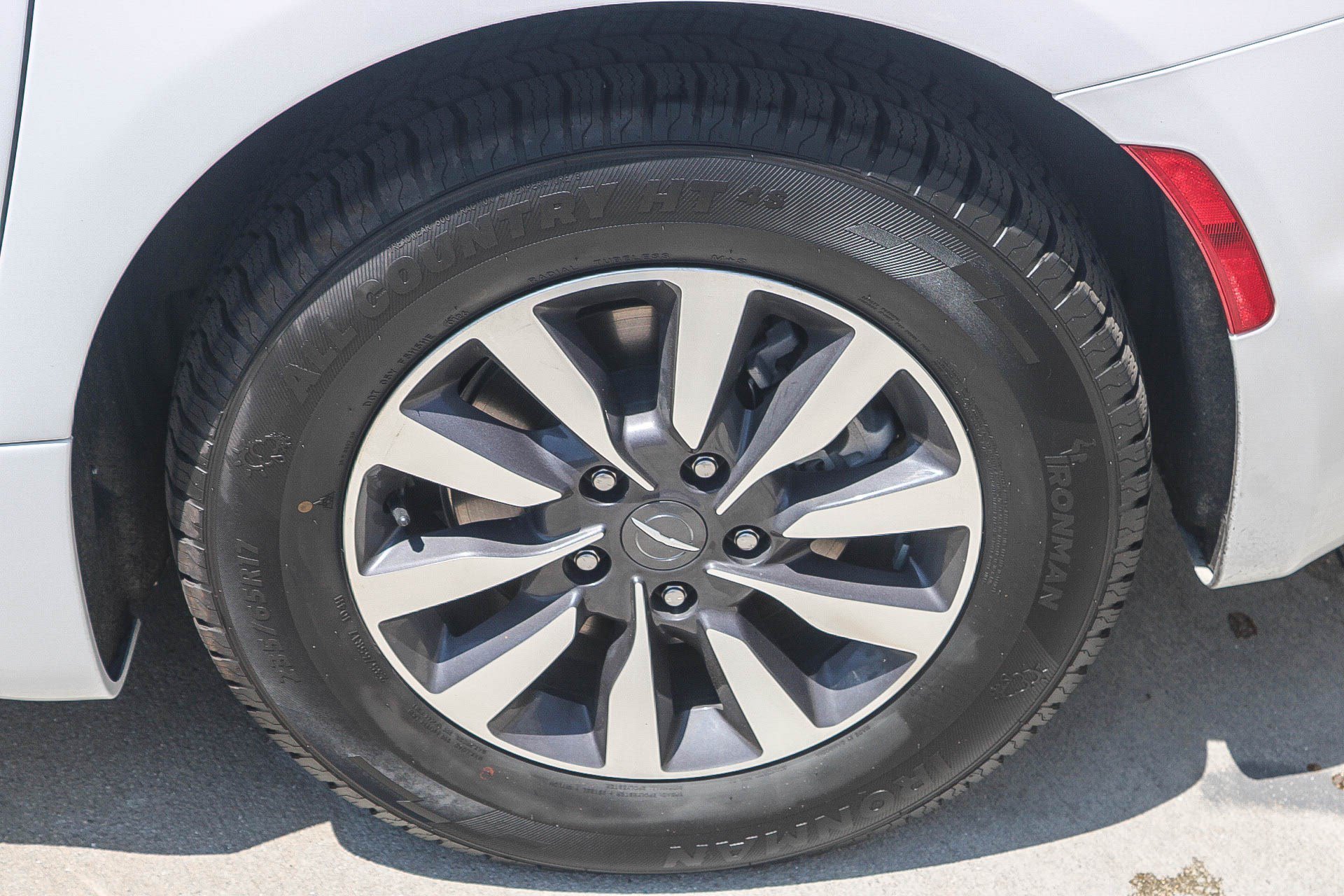 Used 2024 Bright White Clearcoat Chrysler Hybrid Select image 9