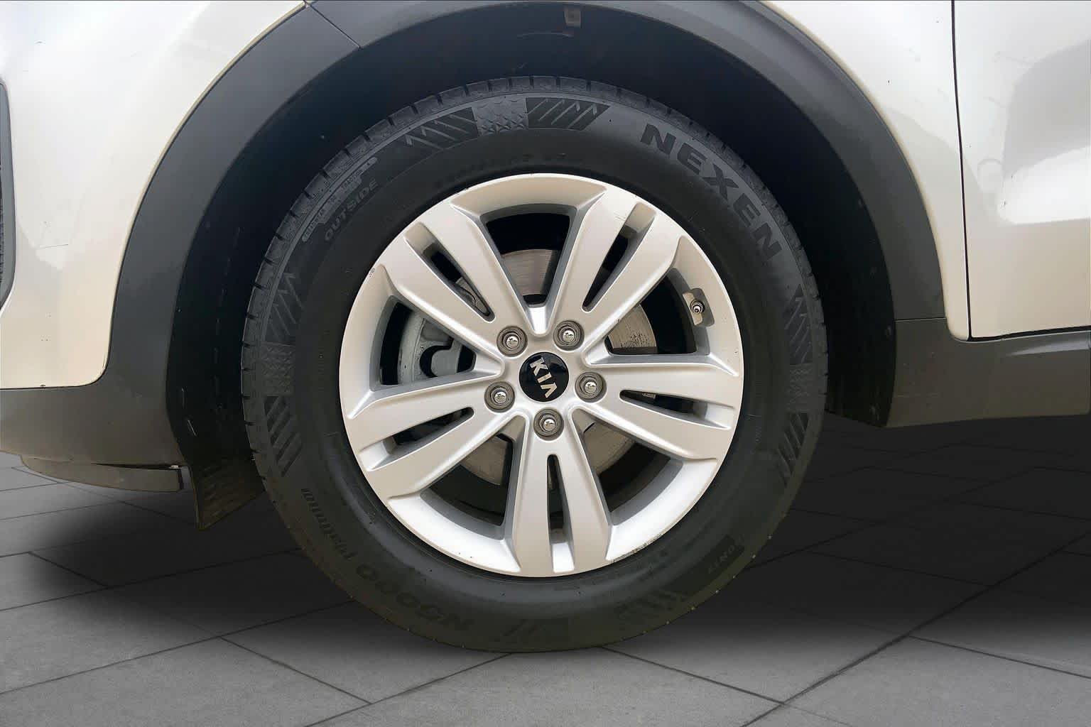 Used 2018 Sparkling Silver Kia LX image 11