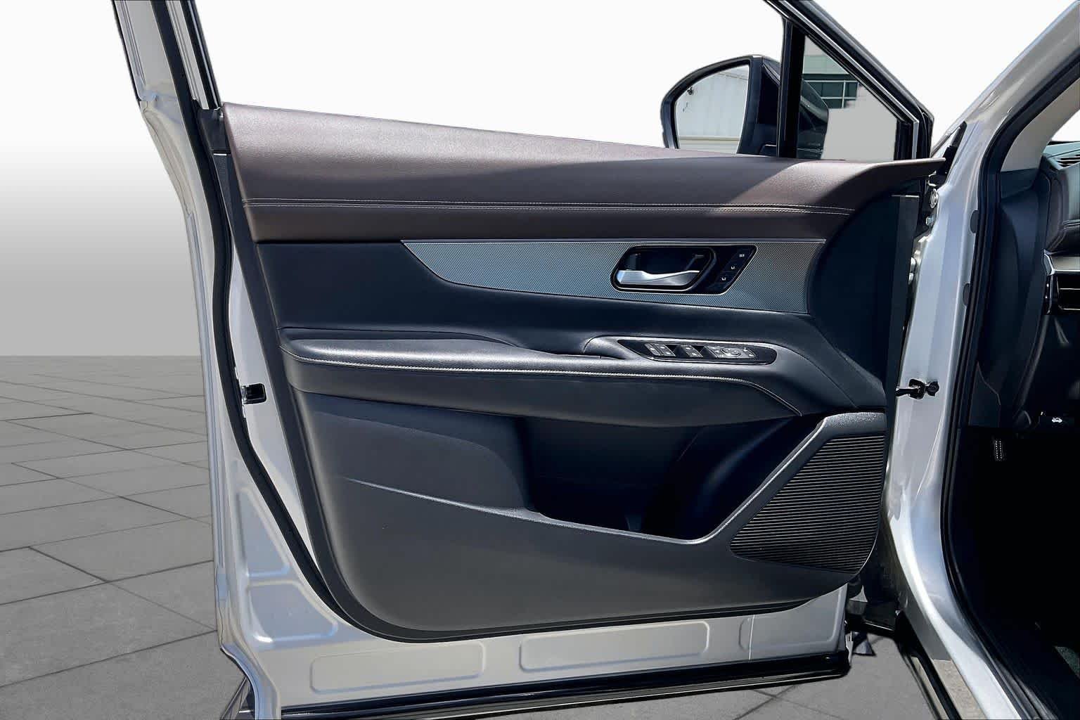 Used 2025 Silver Nissan Platinum image 22