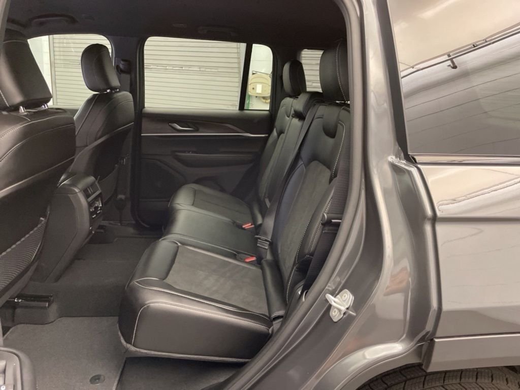 New 2026 Baltic Gray Metallic Clear-Coat Exterior Paint Jeep Altitude image 16