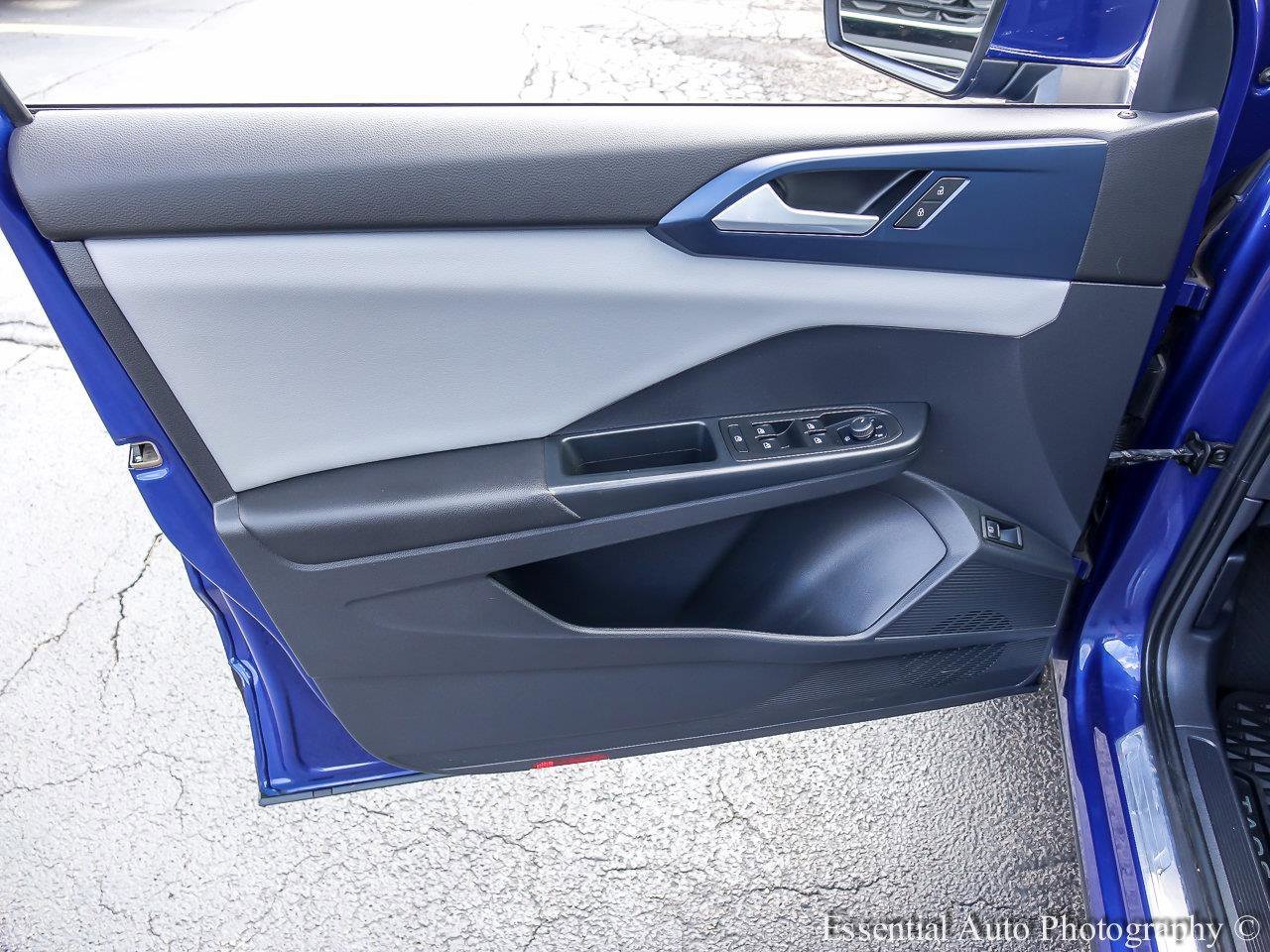 Used 2022 Dusk Blue Metallic Volkswagen SE image 18