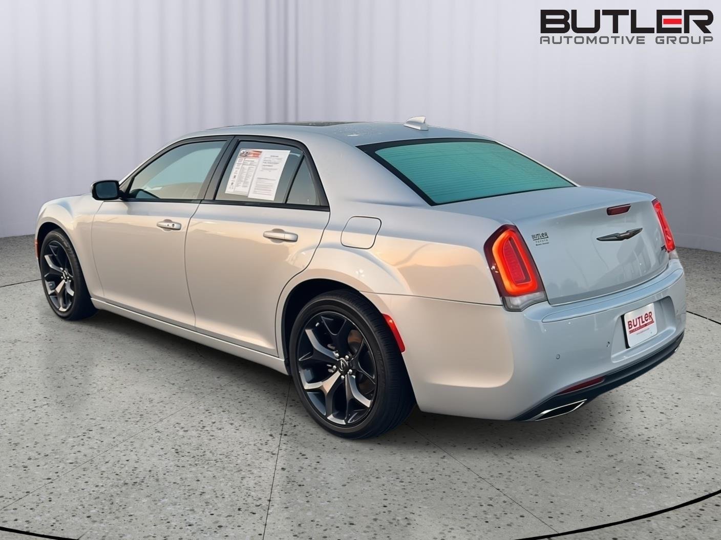 Used 2023 Silver Mist Clearcoat Chrysler 300S image 4
