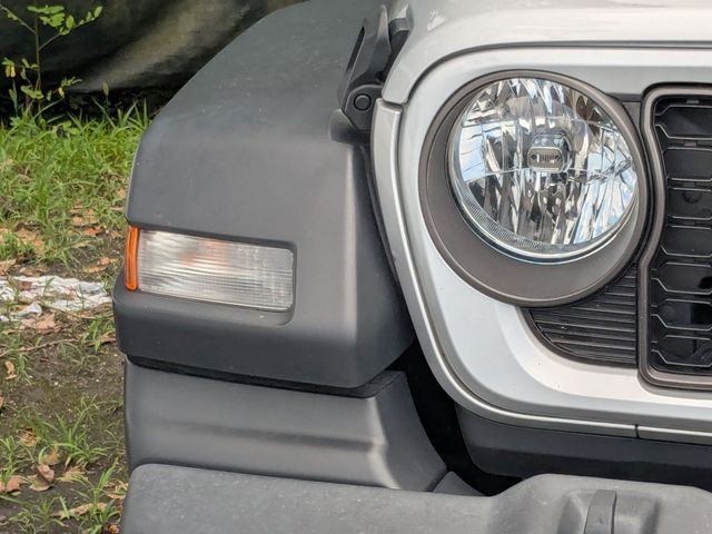 Used 2024 Silver Zynith Clearcoat Jeep Sport S image 3