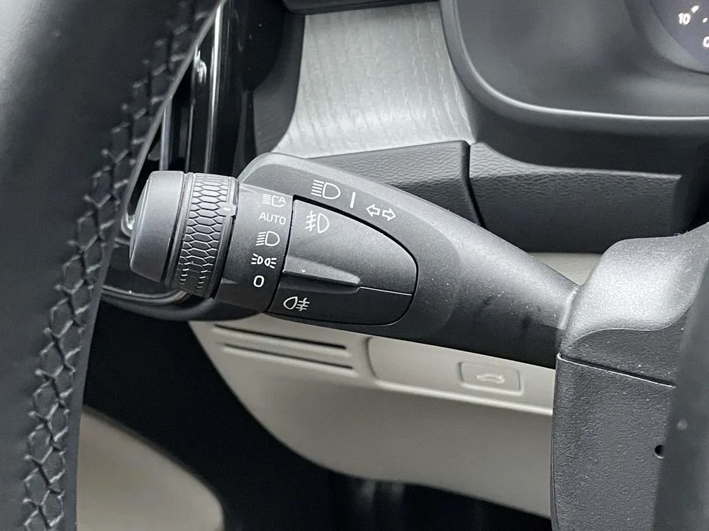 2025 Volvo XC40 Plus - Photo 12