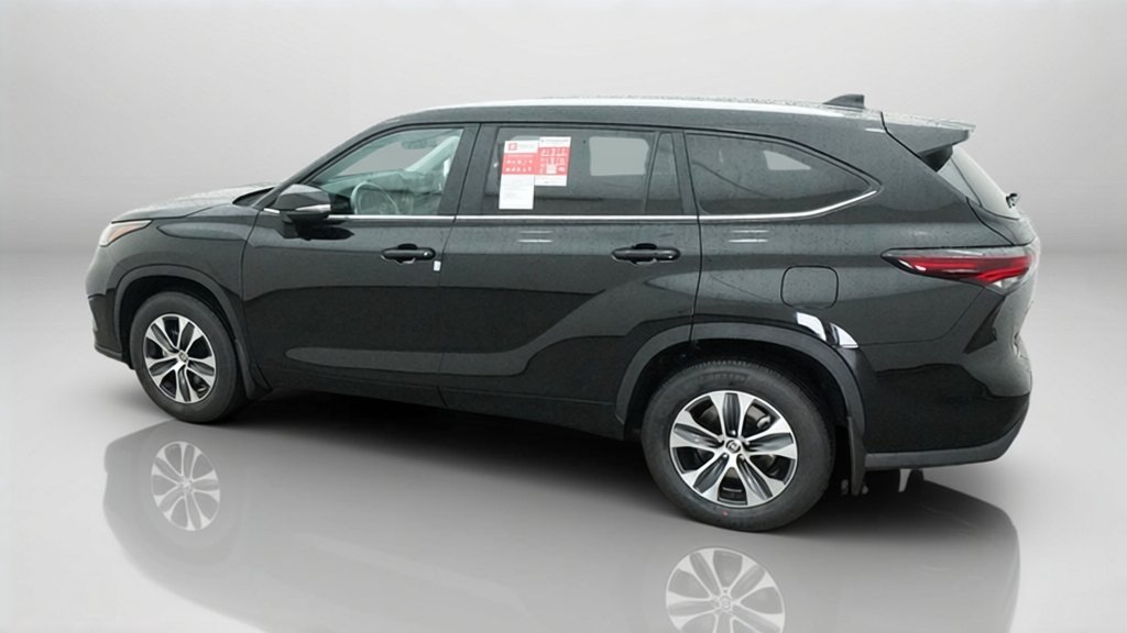 New 2026 Midnight Black Metallic Toyota XLE image 15