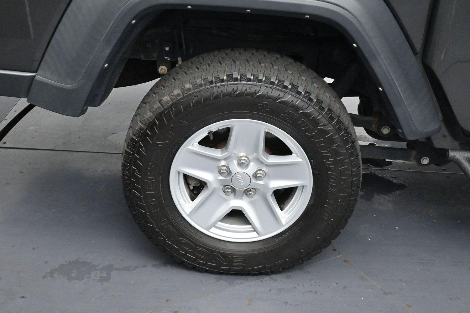Used 2023 Granite Crystal Metallic Clearcoat Jeep Sport S image 31