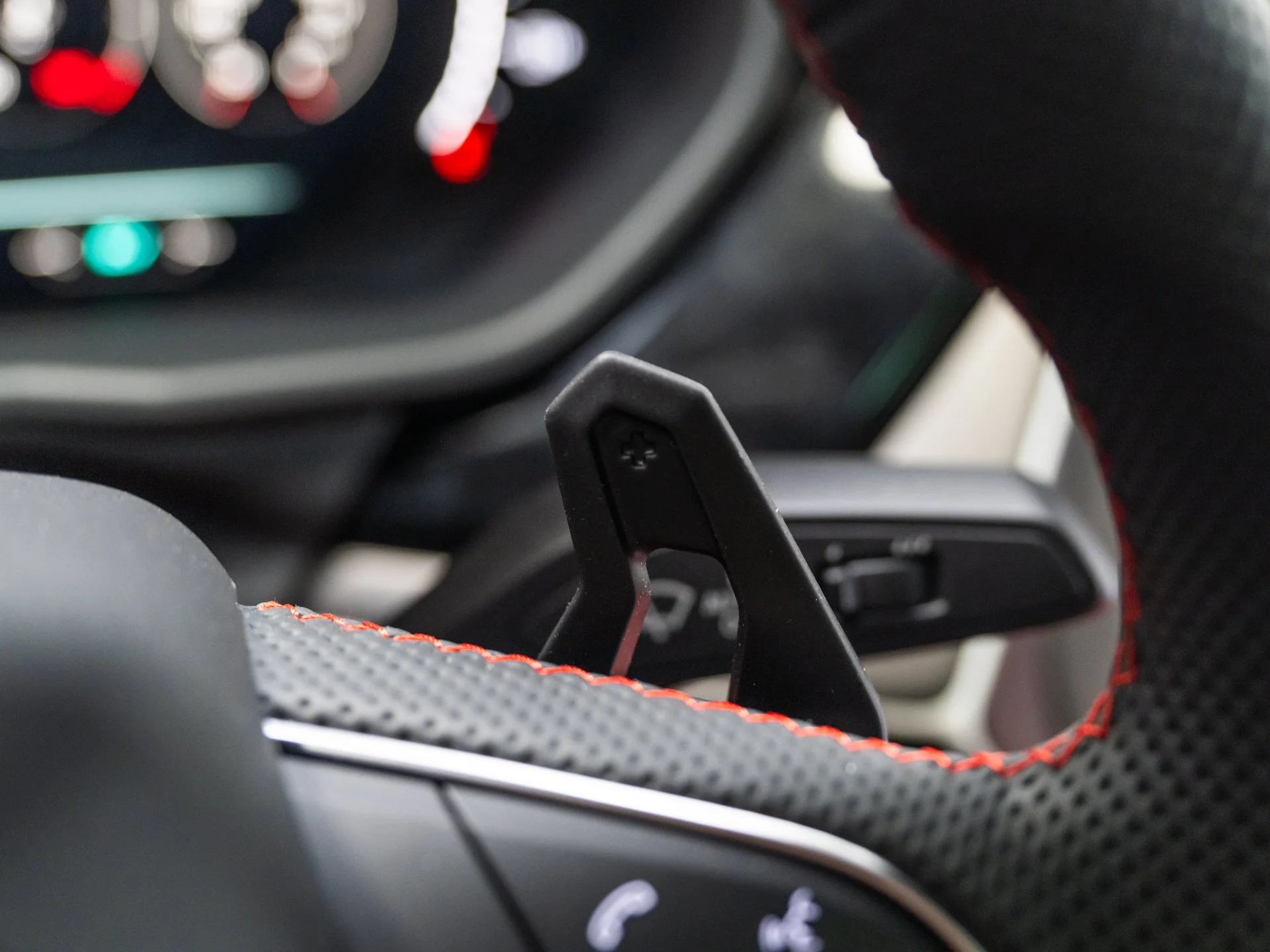 Used 2025 Nero Noctis Metallic Lamborghini SE image 44