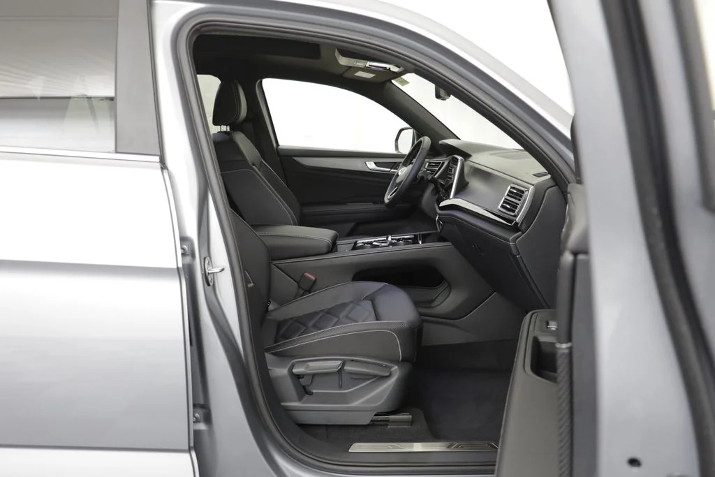 New 2026 Silver Mist Volkswagen SE w/Technology image 18
