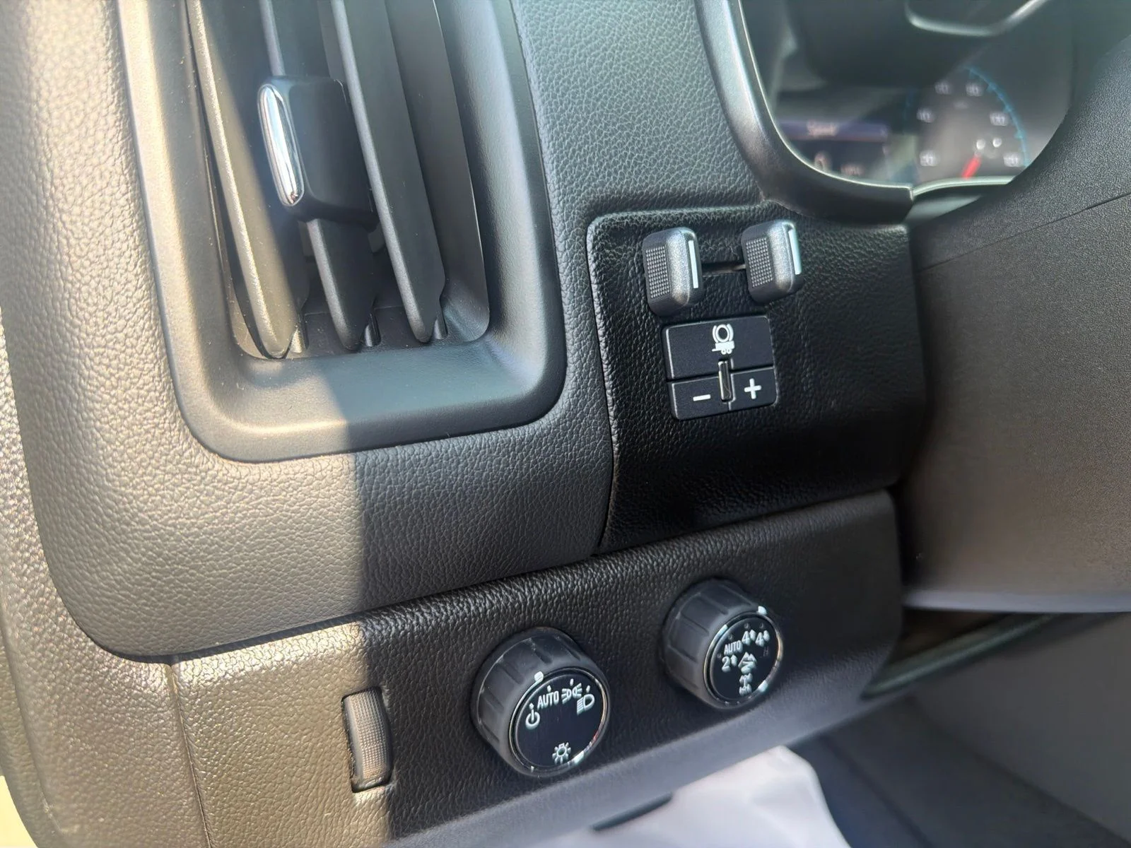 Used 2021 Beige Chevrolet ZR2 image 17