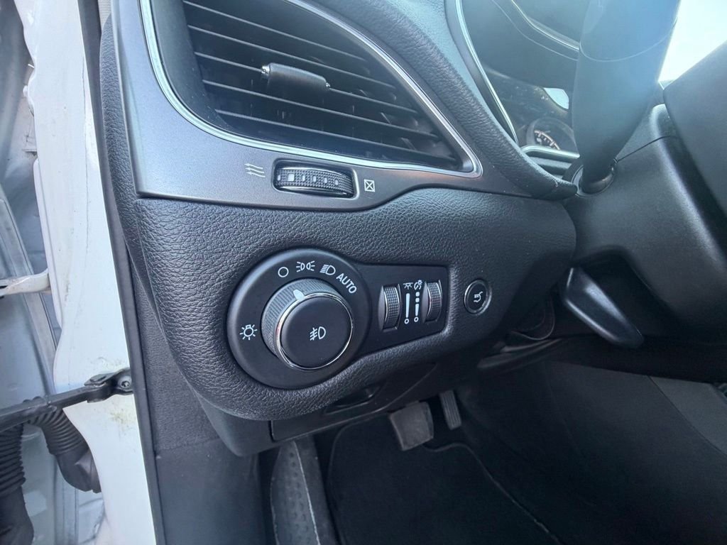 Used 2022 Bright White Clearcoat Jeep Latitude Lux image 22