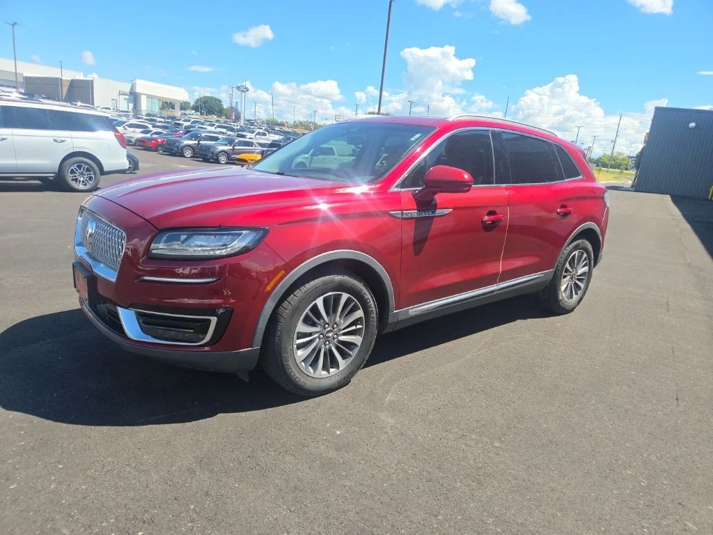 Used 2019 Red Lincoln Select image 2