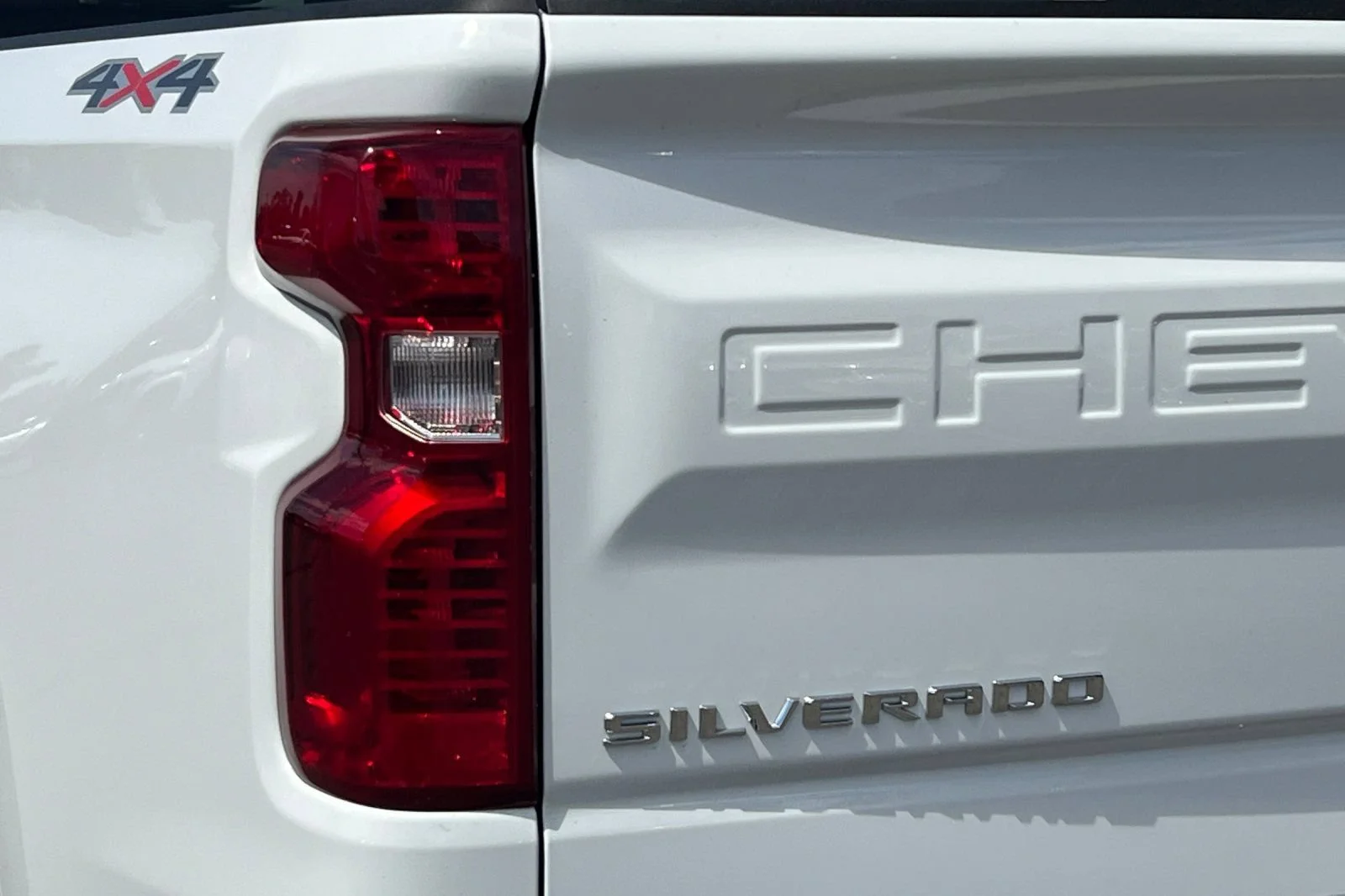 New 2026 Summit White Chevrolet LT (2FL) image 26