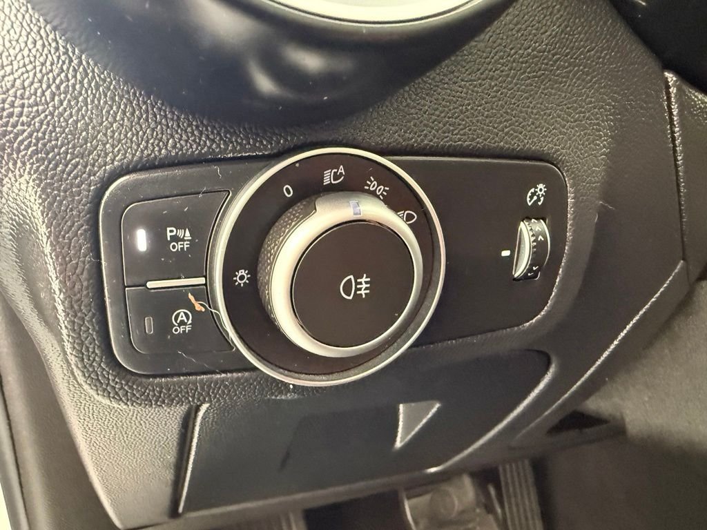 Used 2018 White Alfa Romeo Ti image 30