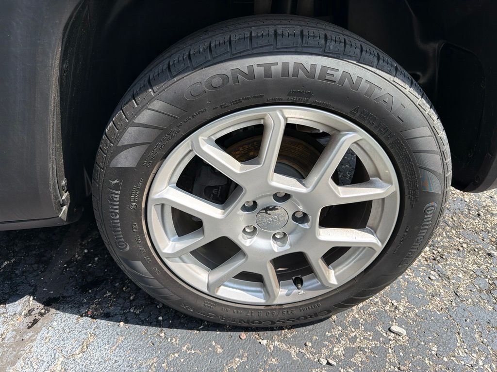 Used 2020 White Jeep Latitude image 11
