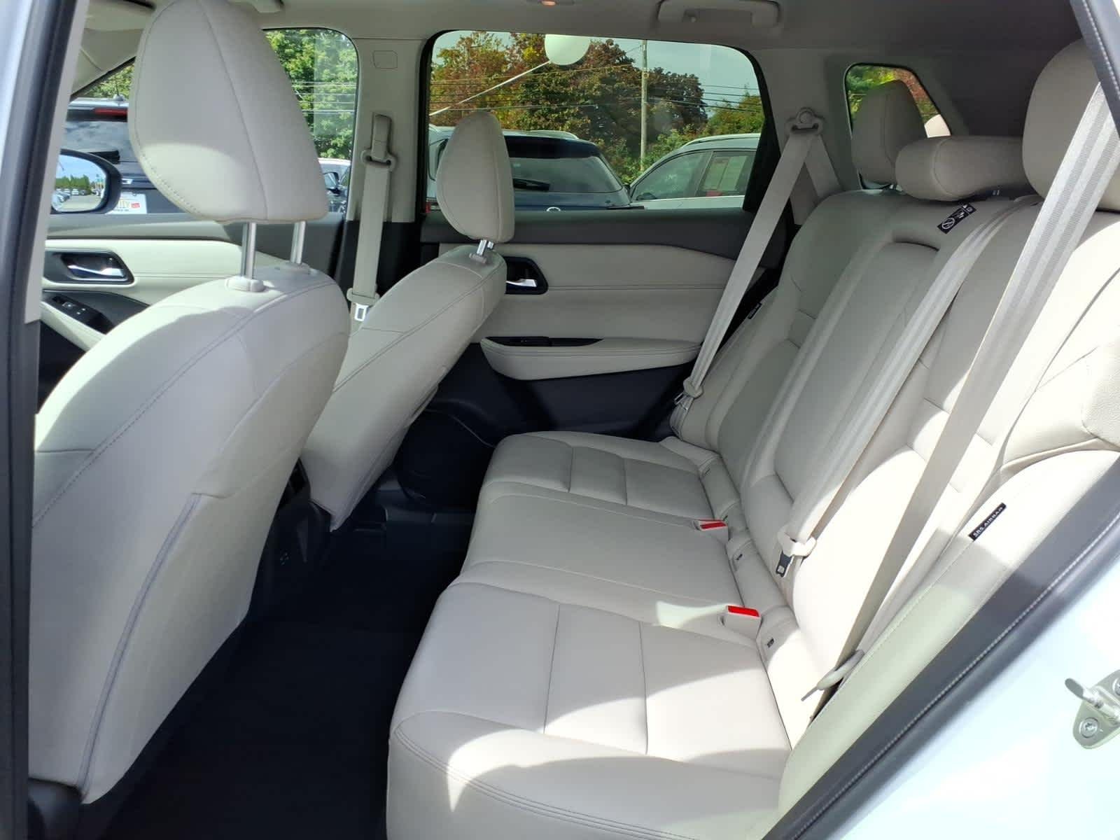 Certified Used 2023 Pearl White Tricoat/Super Black Nissan SL image 12