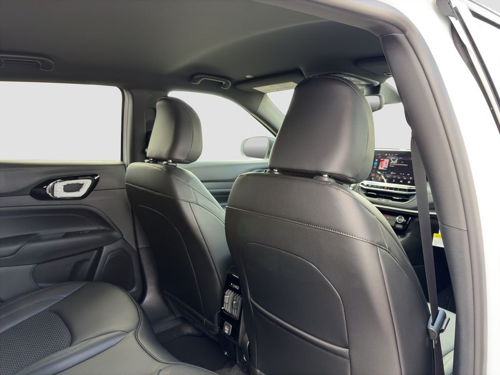 New 2026 Bright White Clearcoat Jeep Latitude image 29