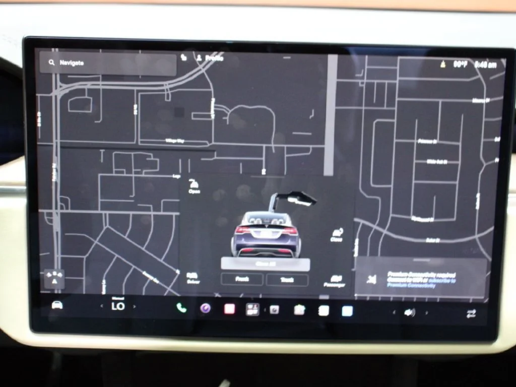 Used 2022  Tesla Base image 18