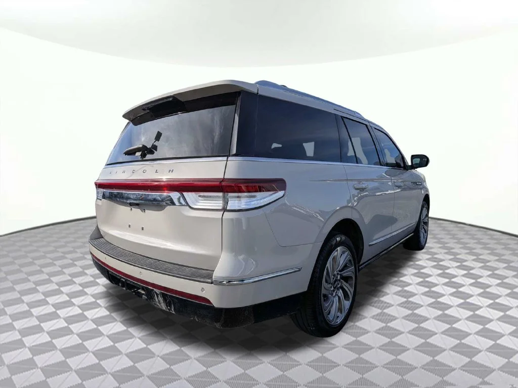 Used 2024 Pearl Metallic Lincoln Reserve image 3