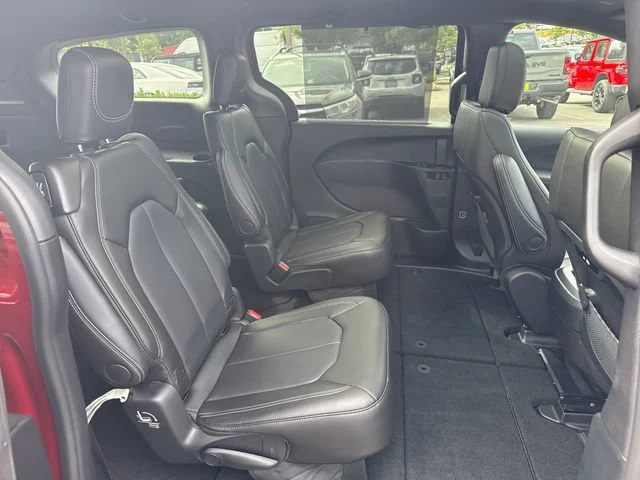 2025 Chrysler Pacifica Select - Photo 10