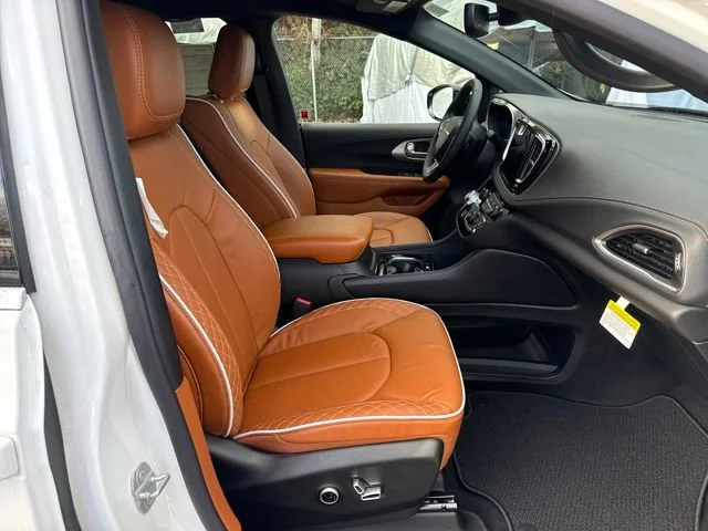 New 2026 Bright White Clear-Coat Exterior Paint Chrysler Pinnacle image 9