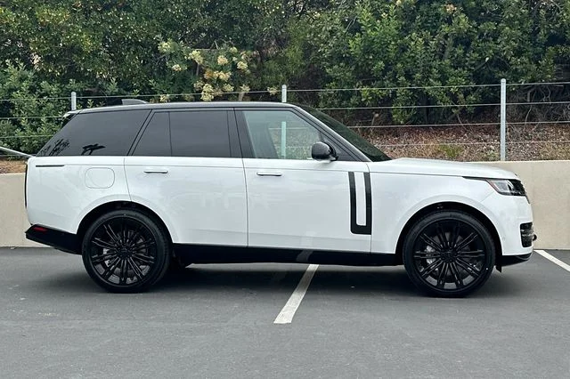 New 2026 Ostuni Pearl White Land Rover SE image 6