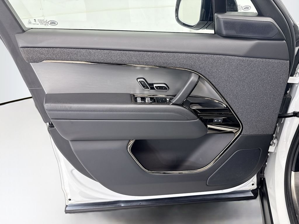 Used 2024 Fuji White Land Rover Dynamic SE image 23