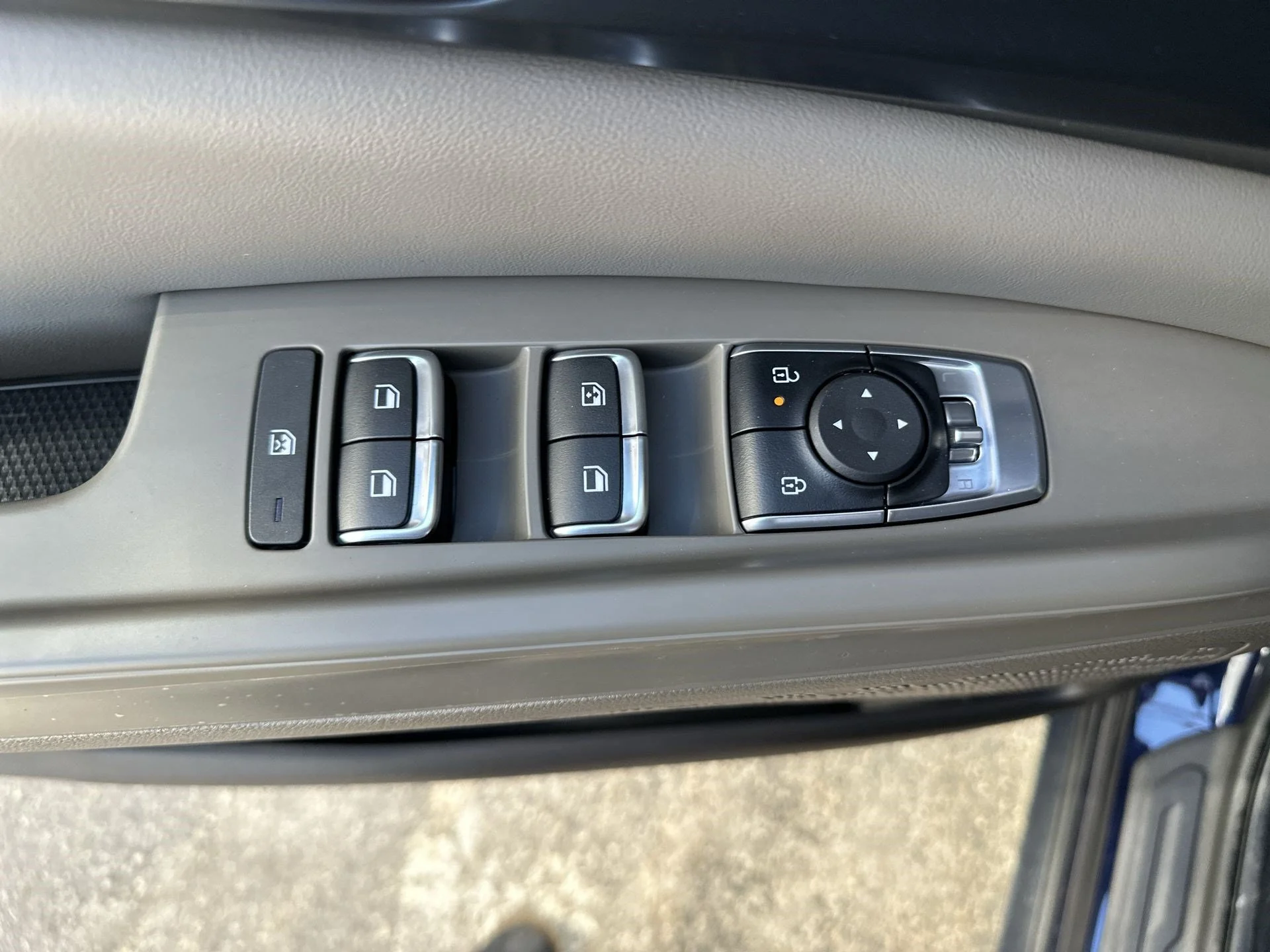 New 2026 Snow White Pearl Kia LXS image 17