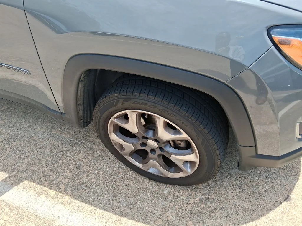 Used 2019 Gray Jeep Limited image 9