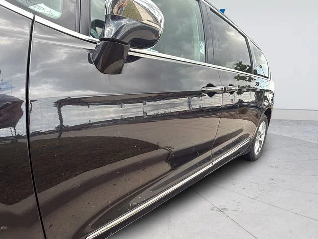 Used 2020 Black Chrysler Limited image 24