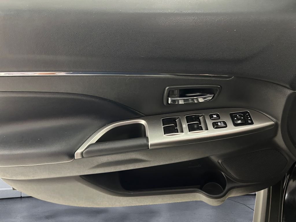 Used 2024 Black Mitsubishi 2.0 SE image 12