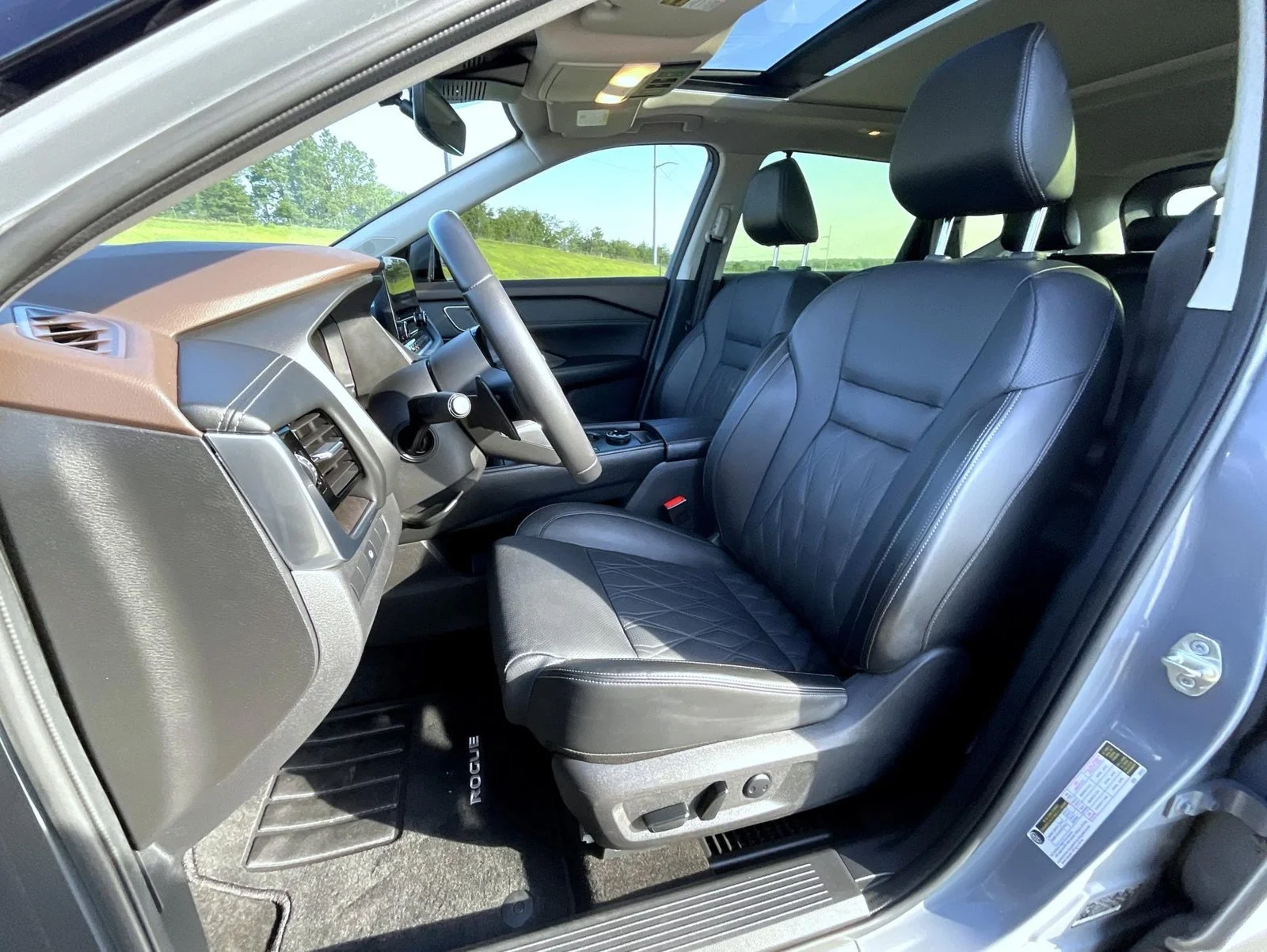 Used 2023 Gray Nissan Platinum image 10