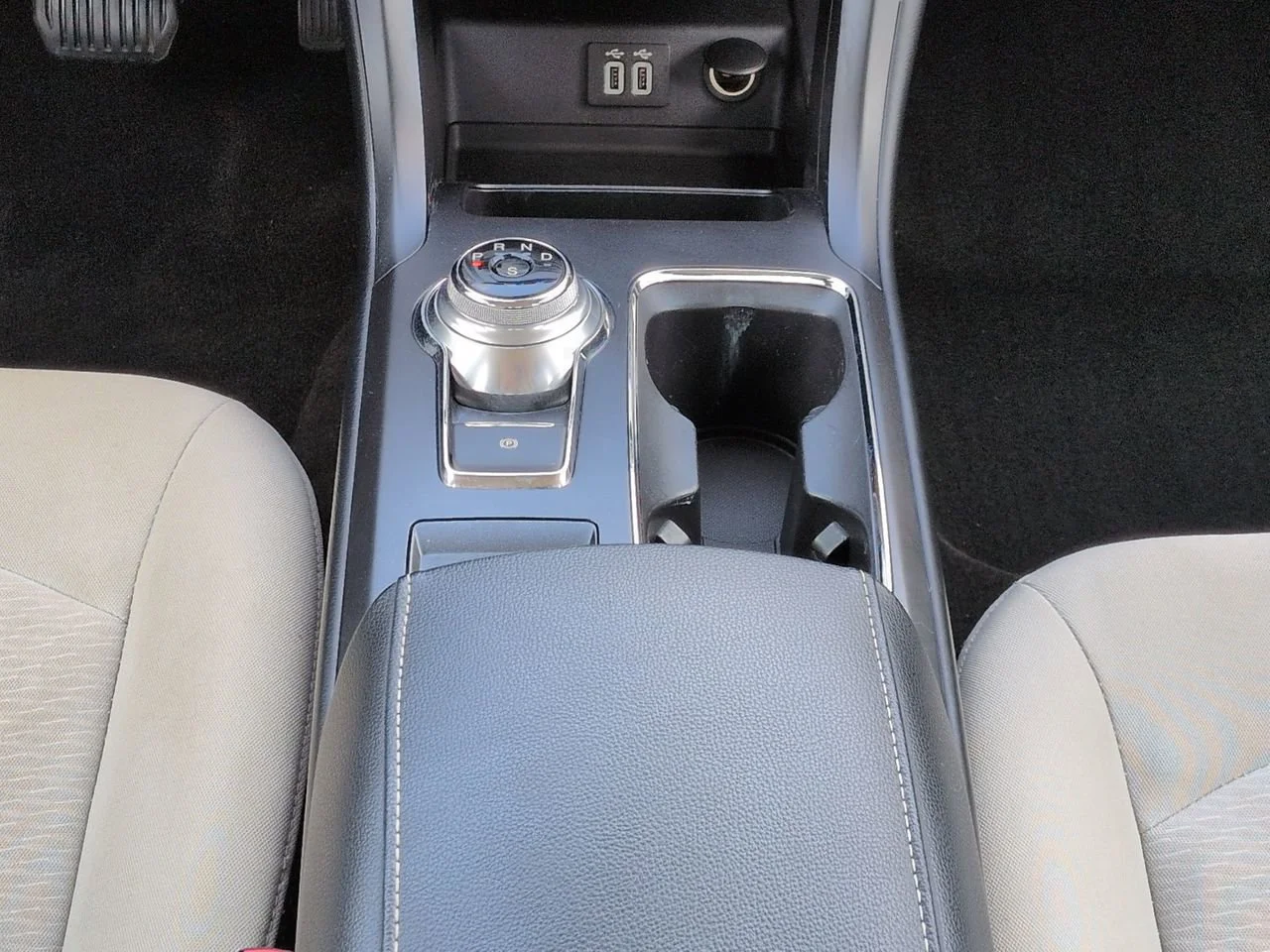 Used 2019 Oxford White Ford SE image 19