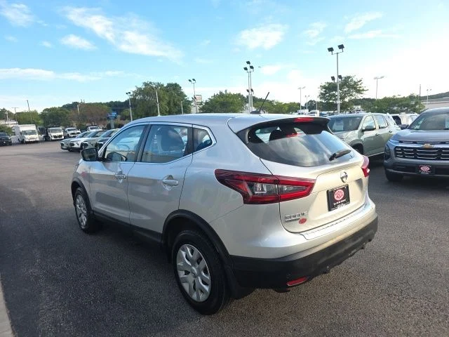 Used 2020 Silver Nissan S image 4