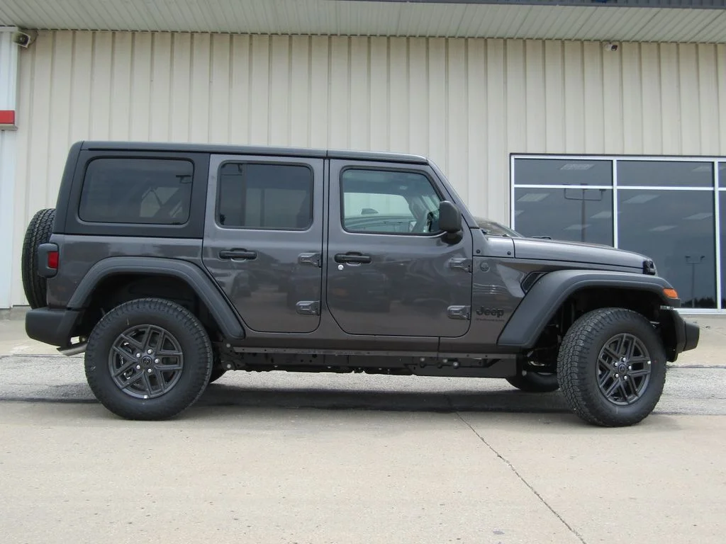 New 2026 granite crystal metallic clearcoat Jeep Sport RHD image 2