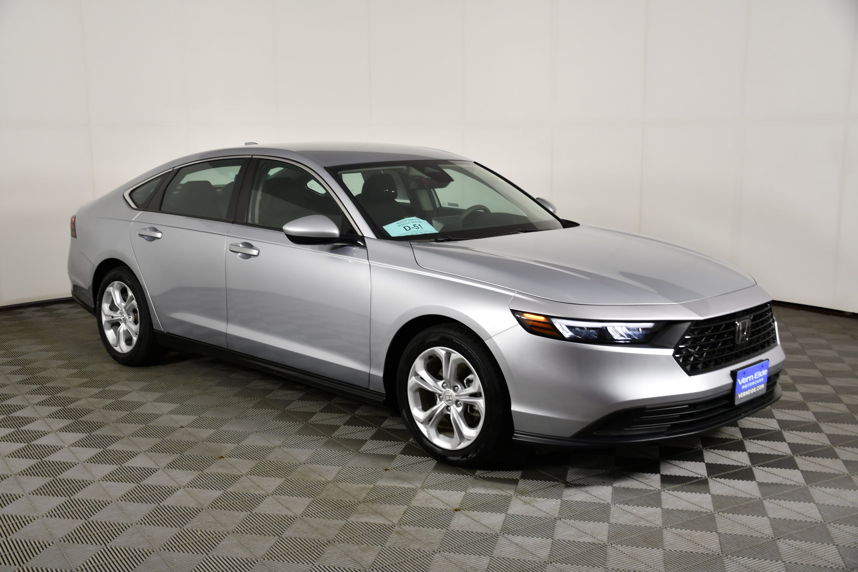 Certified Used 2024 Solar Silver Metallic Honda LX image 4